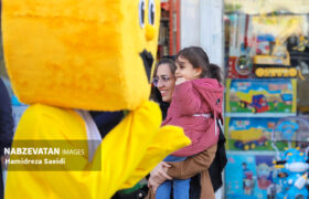 تب و تاب خیابان‌ها با عروسک‌های غول‌پیکر در زرین شهر