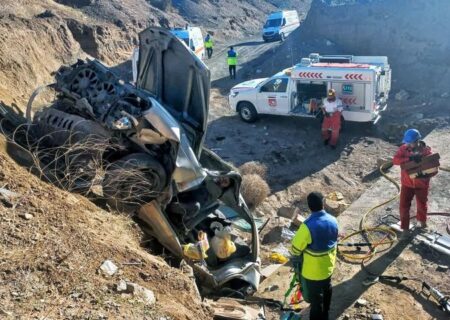 سقوط یک دستگاه خودرو پژو در جاده اراک-قم ۵ نفر مصدوم بر جای گذاشت