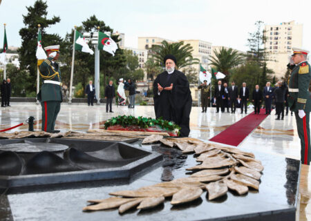 ادای احترام آیت الله رئیسی به شهدای انقلاب الجزایر