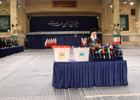 رهبر انقلاب: امروز چشم بسیاری از مردم دنیا به ایران و شماست