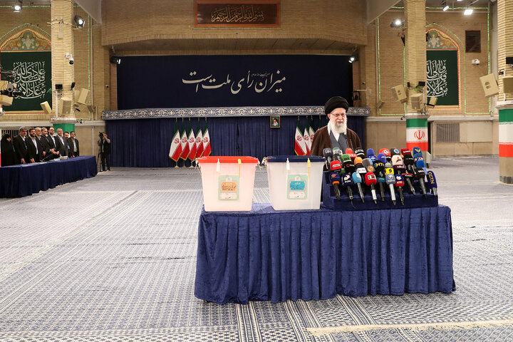 رهبر انقلاب: امروز چشم بسیاری از مردم دنیا به ایران و شماست