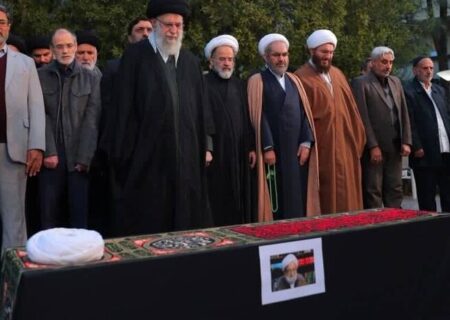 اقامه نماز رهبر انقلاب بر پیکر آیت‌الله امامی‌کاشانی