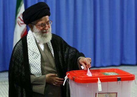رهبر انقلاب تا دقایقی دیگر رأی خود را به صندوق خواهند انداخت