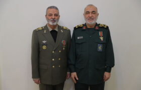 قدردانی فرمانده کل ارتش و فرمانده کل سپاه از عنایت ویژه فرمانده معظم کل قوا