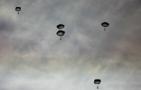 کمکهای هوایی آمریکا به مردم غزه تلفات داد