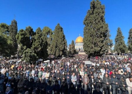 ۸۰ هزار فلسطینی اولین نماز جمعه ماه رمضان را در مسجد الاقصی اقامه کردند