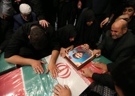 صحنه‌هایی از تشییع پیکر ۷ شهید قدس در حسینیه امام خمینی(ره)