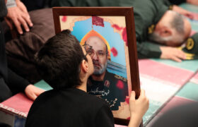 اقامه نماز بر پیکر سردار شهید محمدرضا زاهدی و جمعی از همرزمانش توسط رهبر انقلاب