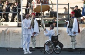 یونانی‌ها مشعل المپیک را به پاریس تحویل دادند