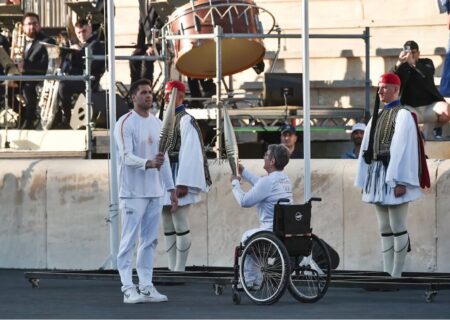 یونانی‌ها مشعل المپیک را به پاریس تحویل دادند