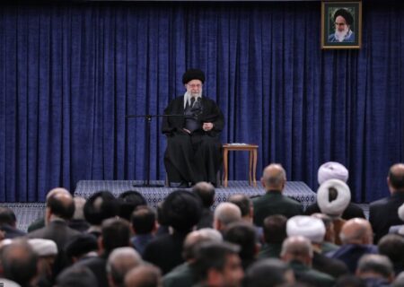 رهبر انقلاب: انتظار بجای مردم اثر ملموس تصمیمات اقتصادی مسئولان در زندگی‌شان است