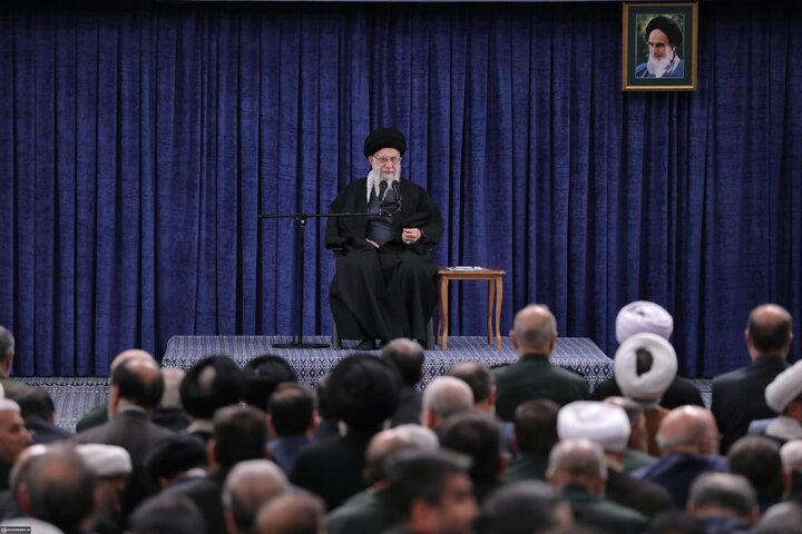 رهبر انقلاب: انتظار بجای مردم اثر ملموس تصمیمات اقتصادی مسئولان در زندگی‌شان است