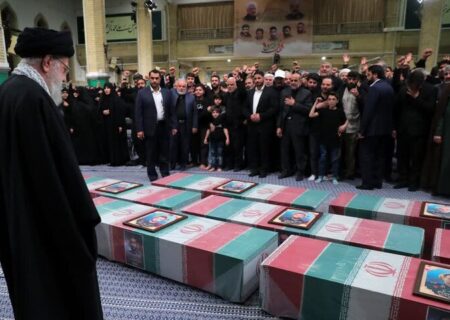 رهبر انقلاب بر پیکر هفت شهید راه قدس نماز اقامه کردند