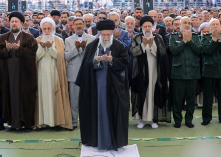 هدیه رهبر انقلاب به مداح اهل‌بیت(ع)