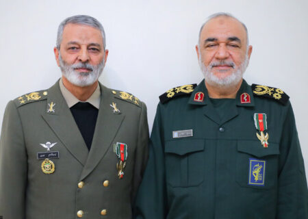 فرمانده کل ارتش: سپاه به همراه ارتش سد محکمی در برابر دشمنان هستند