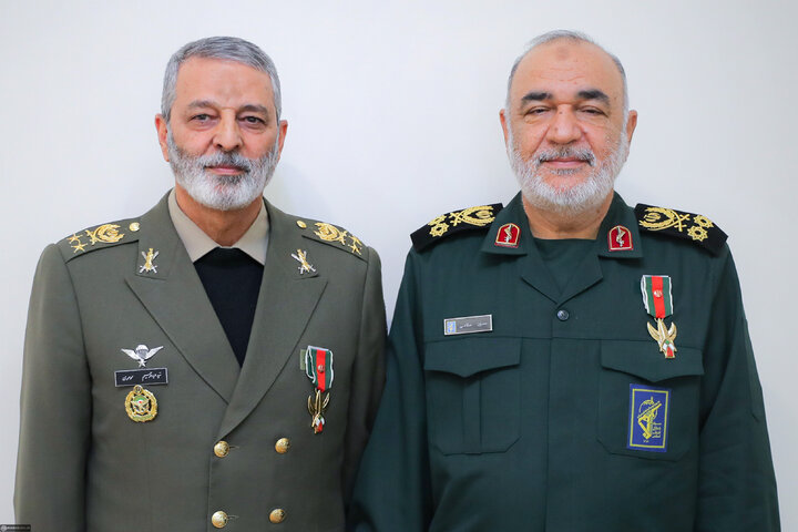 فرمانده کل ارتش: سپاه به همراه ارتش سد محکمی در برابر دشمنان هستند