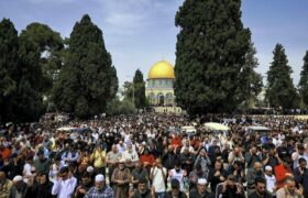 نماز جمعه ۱۲۰ هزار نفره فلسطینی‌ها در مسجد الاقصی همزمان با روز جهانی قدس