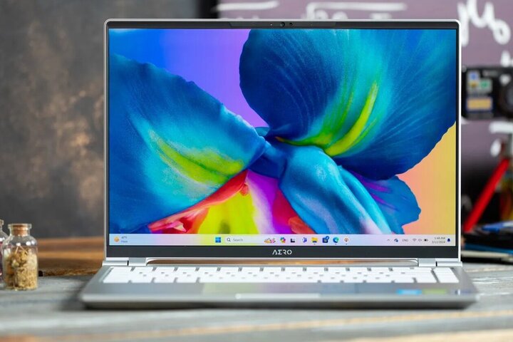 تلاش لپ‌تاپ Aero 14 OLED برای شکست مک‌بوک پرو