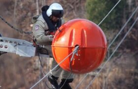 توپهای رنگی روی سیمهای برق: آیا تفریح یا خطر