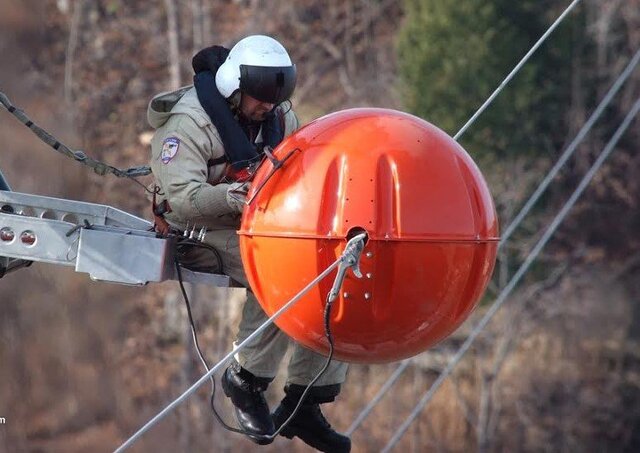 توپهای رنگی روی سیمهای برق: آیا تفریح یا خطر