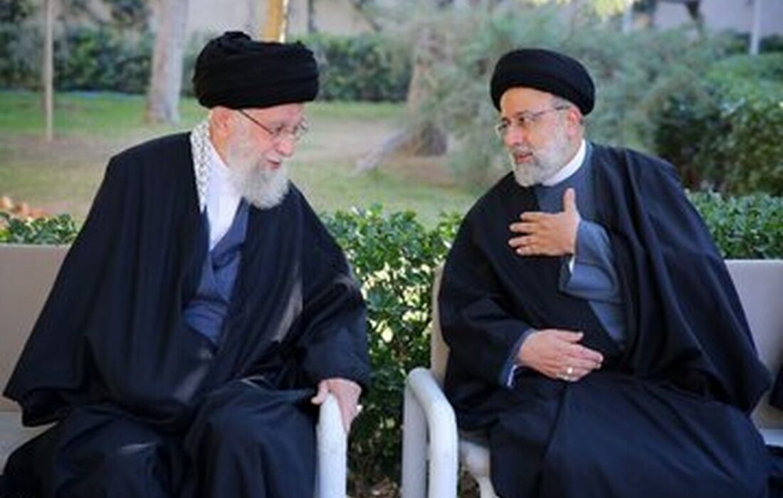 حضور رهبر انقلاب در منزل رئیس‌جمهور شهید