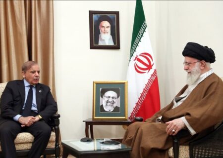 رهبر انقلاب در دیدار نخست‌وزیر پاکستان: سفر اخیر آقای رئیسی به پاکستان می‌تواند نقطه عطفی در روابط دو کشور باشد