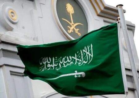 عربستان: در کنار ایران هستیم/ خبرهای مربوط به فرود سخت بالگرد رئیس جمهور را دنبال می‌کنیم
