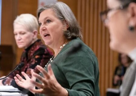 نولاند:‌ باید به اوکراین کمک کنیم به پایگاه‌های روسیه حمله کند