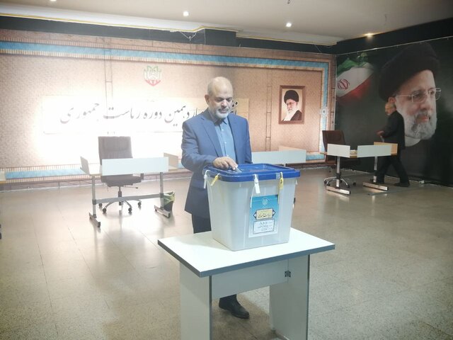 وزیر کشور رای خود را به صندوق انداخت