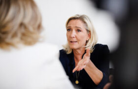 لوپن: ماکرون دارد کودتا میکند!