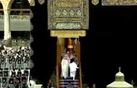 شستوشوی کعبه با آب زمزم و گلاب