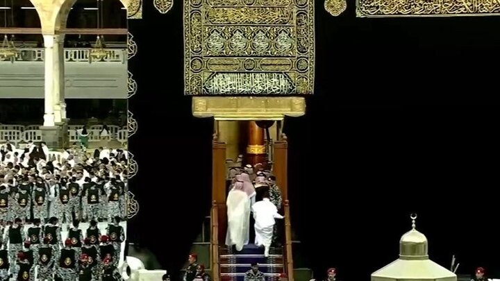 شستوشوی کعبه با آب زمزم و گلاب