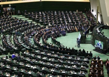 نامه ۱۲۲ نماینده مجلس به رئیس جمهور برای کنترل بازار ارز/ هدف کمک به دولت است