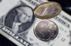 سقوط دلار و بازارهای آسیایی با تنزل رتبه اعتباری آمریکا