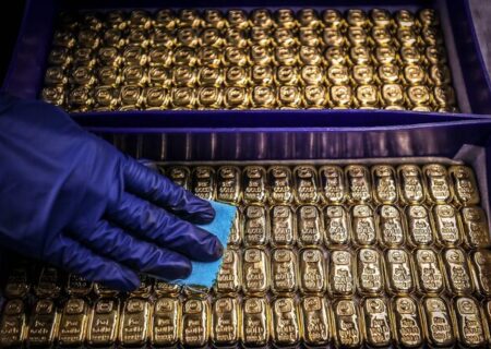 قیمت طلا در معاملات روز جمعه بازار جهانی تغییر اندکی داشت