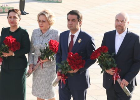 اهدای شاخه گل قالیباف به مقام اسماعیل سامانی