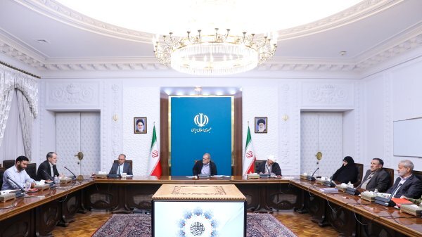 رئیس جمهور : برخی نگاه و رفتار غلط خود را به نظام و انقلاب نسبت میدهند