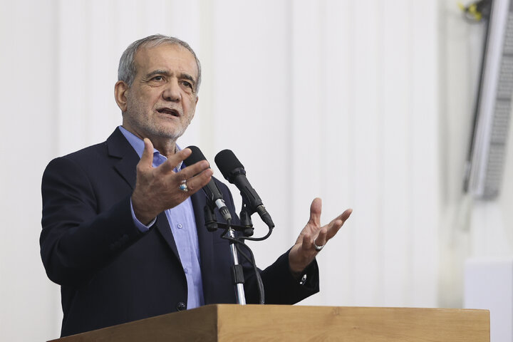 رئیس جمهور: با نگاه بسیجی میتوان برای کشور عزتآفرینی کرد