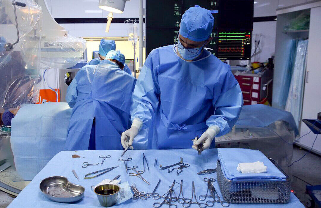 انتقال مجروحان حادثه تروریستی زاهدان به بخشهای بستری/ ۲ مصدوم در اتاق عمل