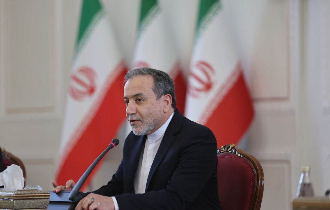 مشاور دیپلماتیک رئیس کشور امارات با وزیر امور خارجه کشورمان دیدار کرد