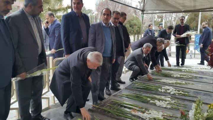 ادای احترام وزیر میراث فرهنگی به مقام شامخ شهدای اصفهان