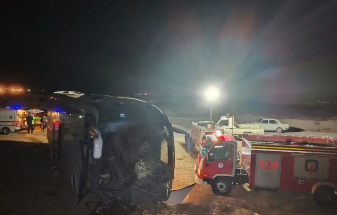 تصادف نیسان و اتوبوس مسافربری شیراز-کرج ۲۳ نفر را راهی بیمارستان کرد