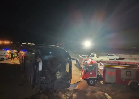 تصادف نیسان و اتوبوس مسافربری شیراز-کرج ۲۳ نفر را راهی بیمارستان کرد