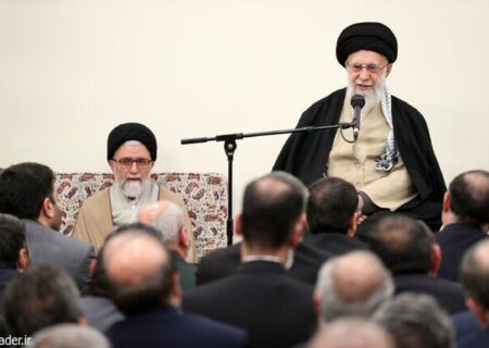 رهبر انقلاب: وزارت اطلاعات با همه دولت‌ها باید همکاری کامل داشته باشد