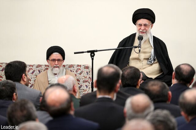 رهبر انقلاب: وزارت اطلاعات با همه دولتها باید همکاری کامل داشته باشد