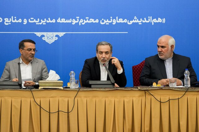 برای توسعه روابط با همسایگان تلاش میکنیم