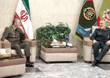 فرمانده کل ارتش: ارتش و سپاه پیش‌مرگ یکدیگر و سپر گلوله‌های دشمن هستند