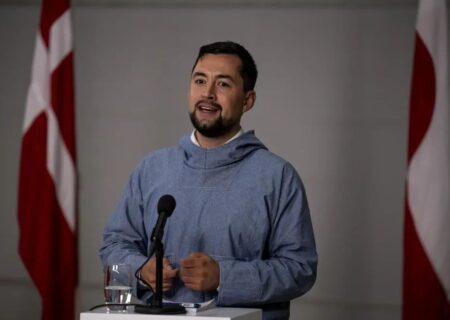 سفر آتی هیات آمریکایی به جزیره گرینلند اقدامی تهاجمی است