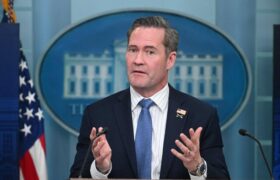 به دنبال برچیدن کامل برنامه هسته‌ای ایران هستیم