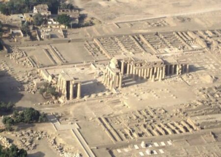 معبد رامسس سر از خاک برآورد